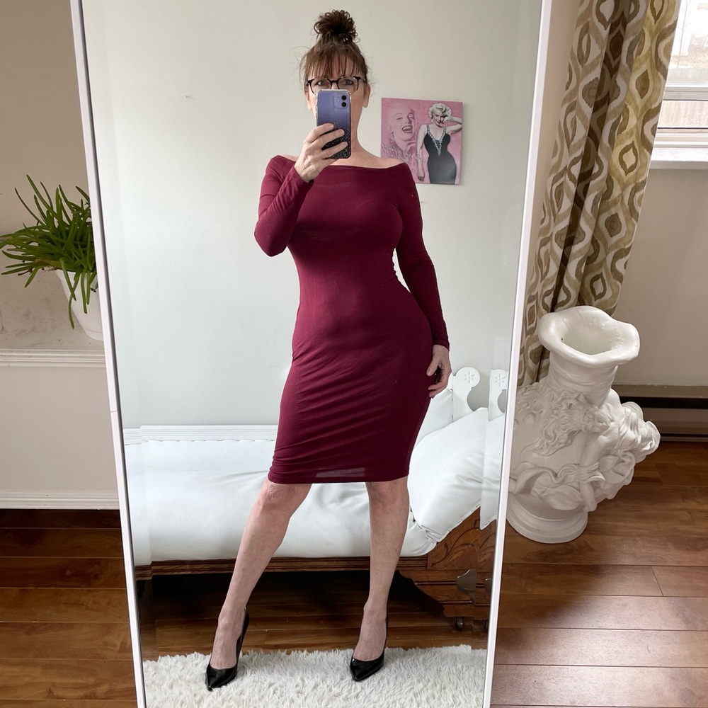 PATTYBOUTIK LONG SLEEVE BURGUNDY BOAT NECK DRESS STRETCH KNIT FORM FIT